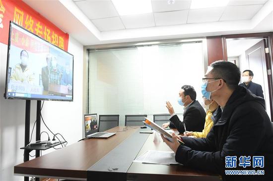  3月11日，在浙江省绍兴市上虞区人社局，上虞区用人企业和四川省小金县务工人员进行网络专场招聘。新华社记者 翁忻旸 摄
